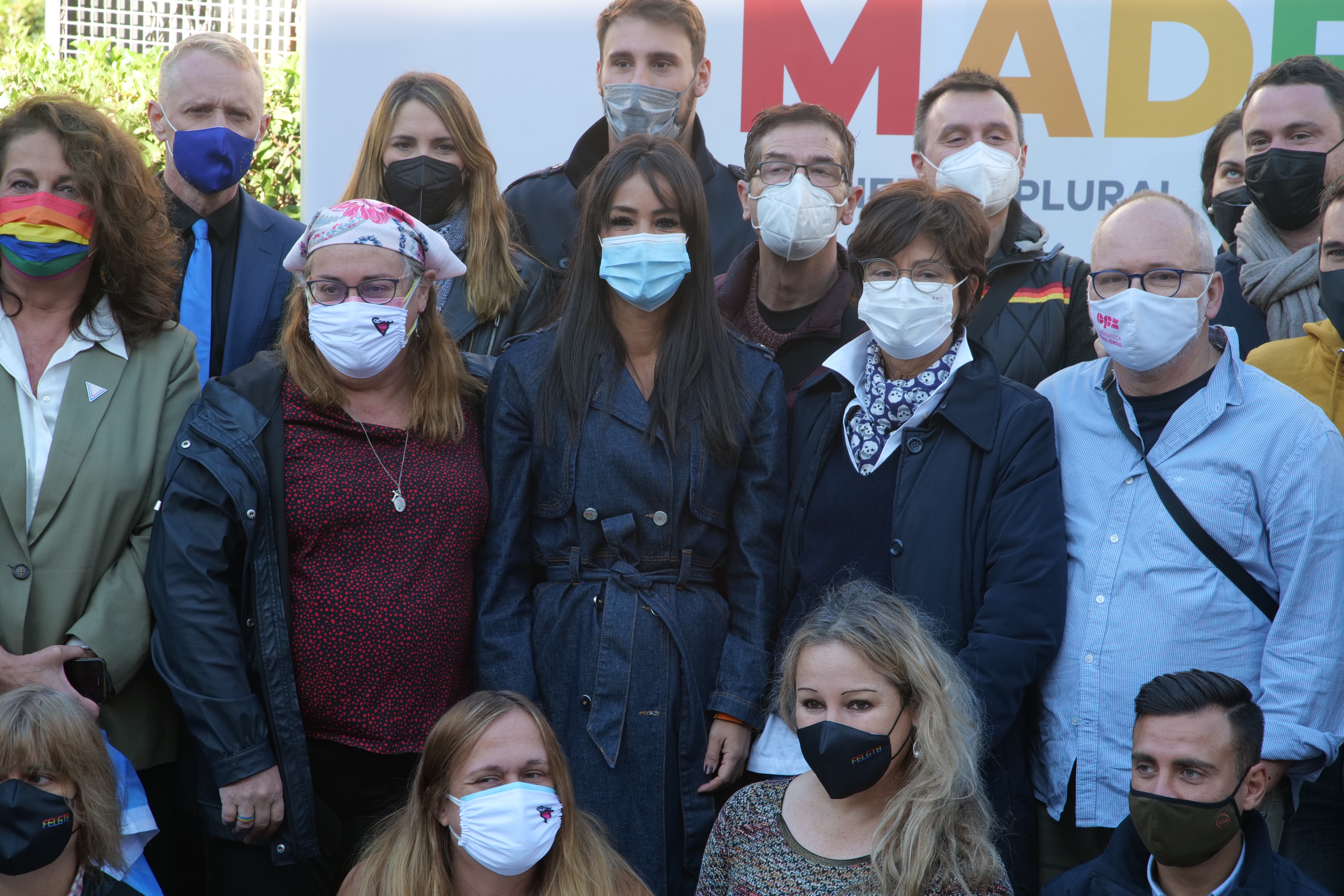 Villac&iacute;s con los asistentes al izado de la bandera LGTBI